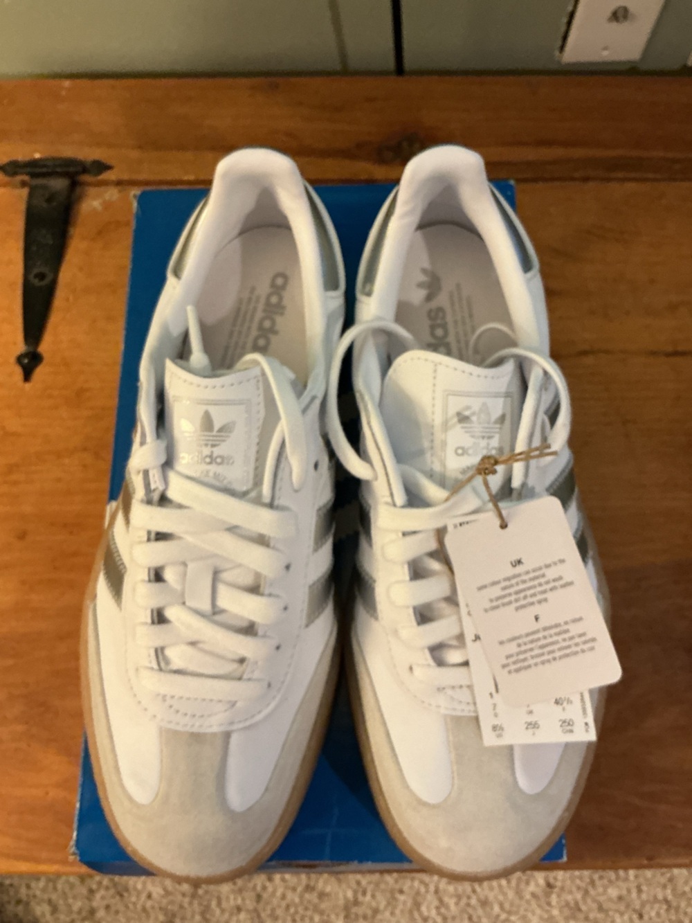 adidas sambe W  Classic White Sneakers and Gum Sole Women’s 8.5 JQ8412
